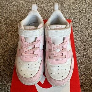 Nike Kids Sneakers in Pink and White
Court Borough Low Recraft